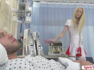 Blondynka shemale pielęgniarka jenna gargles slurps i pieprzy patients peter