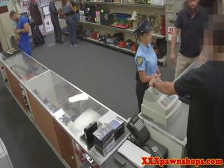 Latina policewoman facialed para efectivo
