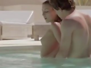 Supérieur sensitive sexe film en la swimmingpool