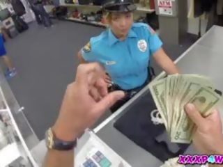 Kochanie policja próbuje do pawn jej pistolet