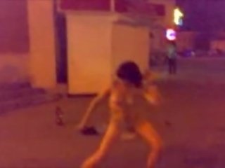 Niñas bailando desnudo en la calle
