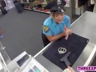 Sexy police femme films son parfait corps