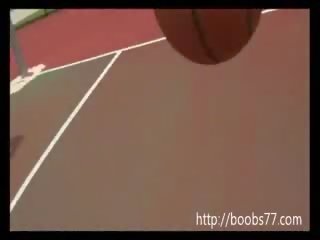 Affascinante ragazza tettone fuori su pallacanestro corte