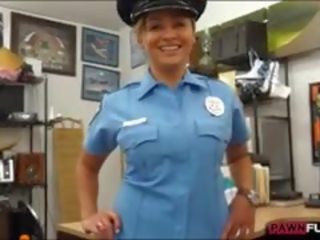 كبير الثدي شرطة ضابط يحصل على لها كس مارس الجنس بواسطة رهن رجل