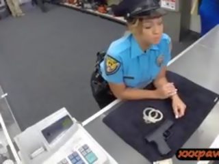 فتاة شرطة ضابط يحصل على لها كس مارس الجنس بواسطة pawnkeeper
