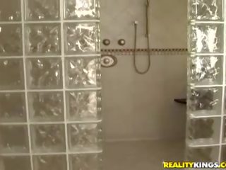 Ousada latina nina a foder em um banho e obter sêmen