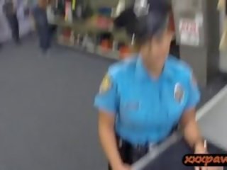 גדול פטמות לטינית משטרה קצין pawned שלה כוס ל להרוויח מזומנים