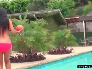 Biquíni latina jovem grávida fantástico streaptease por o piscina