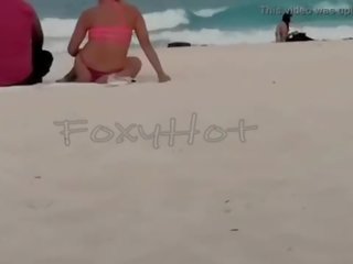 Mostrando el culo en tanga por la playa y calentando a hombres&comma; solo dos se animaron a tocarme&comma; film completo en xvideos pula