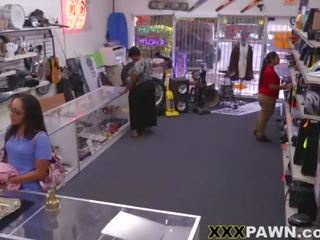 Oversexed şepagat uýasy fucks at the pawnshop for pul
