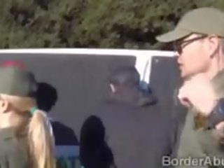 Border officers lag opp til faen en pen latina tenåring