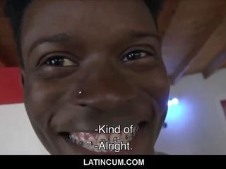 Muda hitam amatur lurus juvana dengan penyokong gigi