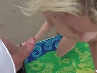 Jeanie marie blondt gjøre aksel suging ved den strand